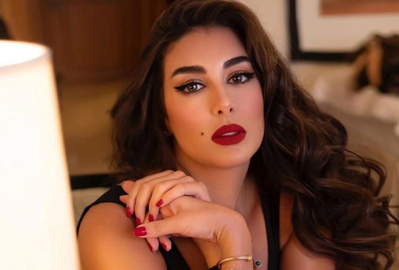 ياسمين صبري تظهر بالروب الأبيض من أوضة النوم.. شاهد