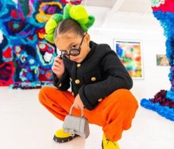 شاهد .. بالصورة- طفلة من أهم المؤثرين في عالم الموضة