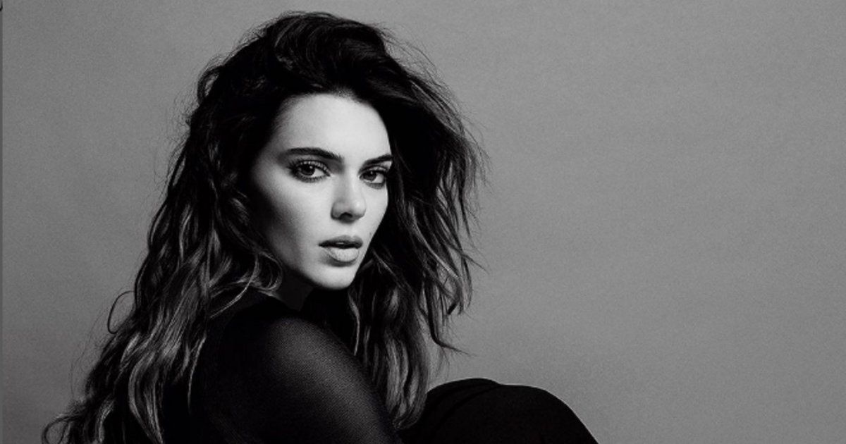 شاهد .. بالصور- أثناء ممارستها الرياضة مع كلبها..كيندال جينر تستعرض رساقة جسمها