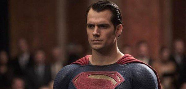 شاهد .. "سوبرمان" في السعودية وصديقته ترتدي الجبادور المغربي