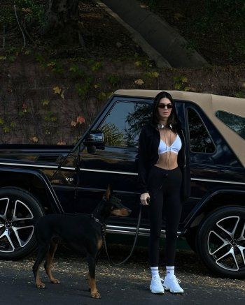 شاهد .. بالصور- أثناء ممارستها الرياضة مع كلبها..كيندال جينر تستعرض رساقة جسمها