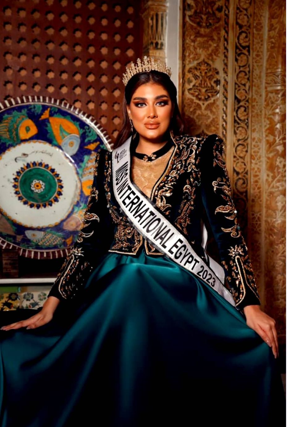 رجاء الريس تتألق بأحدث “فوتو سيشن” بأقدم فندق إفريقي بالجزائر