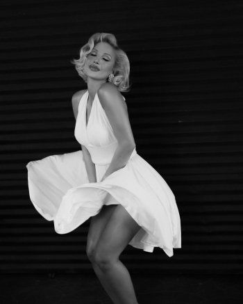 شاهد .. مودل روز تتحول إلى ماريلين مونرو بمناسبة هالوين.. وتختار أكثر إطلالاتها جرأةً