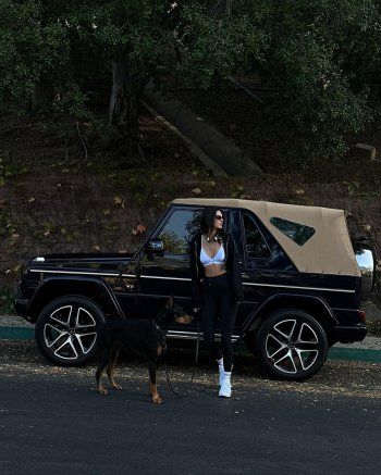 شاهد .. بالصور- أثناء ممارستها الرياضة مع كلبها..كيندال جينر تستعرض رساقة جسمها