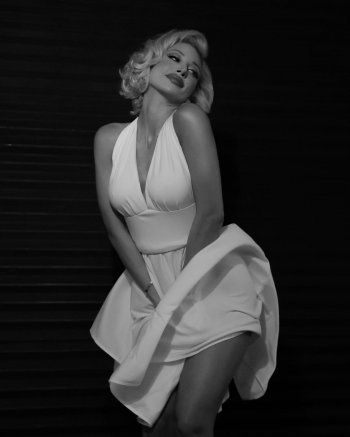 شاهد .. مودل روز تتحول إلى ماريلين مونرو بمناسبة هالوين.. وتختار أكثر إطلالاتها جرأةً