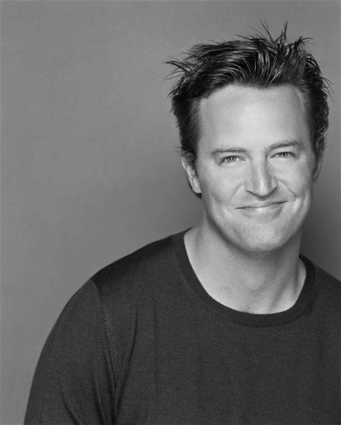 مشاهد مؤثرة من حياة ماثيو بيري بطل مسلسل الأصدقاء الذي تُوفيَ اليوم