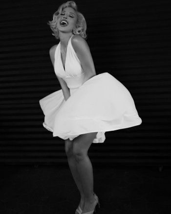 شاهد .. مودل روز تتحول إلى ماريلين مونرو بمناسبة هالوين.. وتختار أكثر إطلالاتها جرأةً