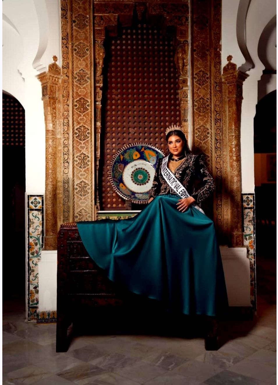 رجاء الريس تتألق بأحدث “فوتو سيشن” بأقدم فندق إفريقي بالجزائر