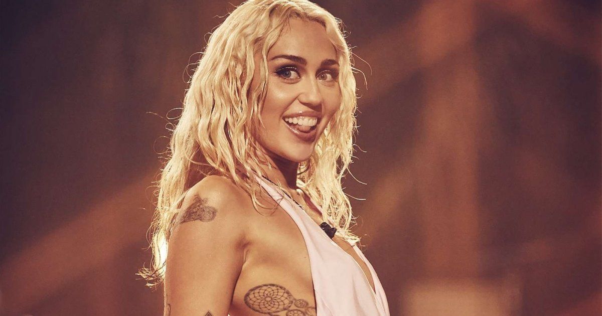 شاهد .. بالفيديو- مايلي سايرس تستعرض لياقتها خلال ممارستها اليوغا في وسط البحيرة