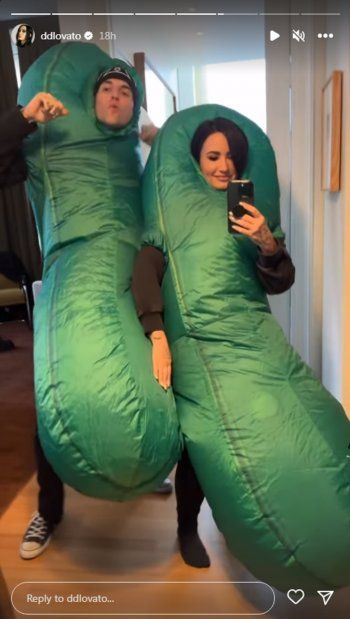 شاهد .. بالصور- أجواء رومنسية وقبلة..ديمي لوفاتو تخطف الأنظار مع حبيبها في هالوين