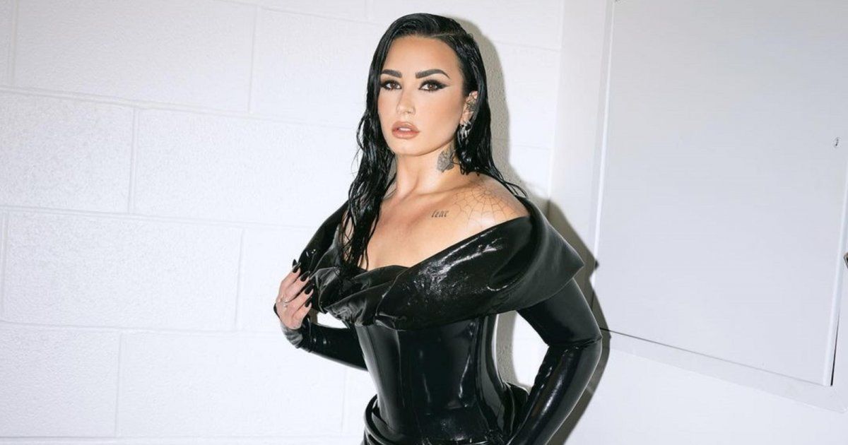 شاهد .. بالصور- بمناسبة هالوين.. ديمي لوفاتو تجسد هذه الشخصية و طلب غريب من الجمهور