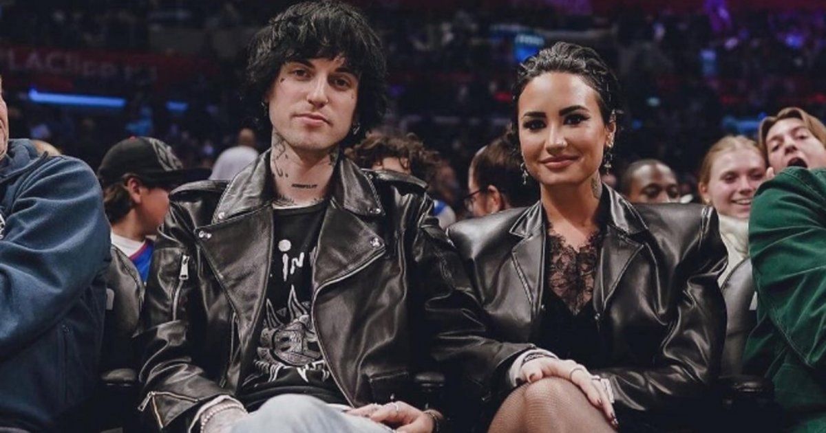 شاهد .. بالصور- أجواء رومنسية وقبلة..ديمي لوفاتو تخطف الأنظار مع حبيبها في هالوين