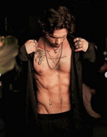 شاهد .. بطل "الطائر الرفراف" يستعرض جسده من دون ملابس-بالصور