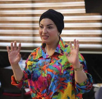 شاهد .. بعد ساعات قليلة من وفاة فنانة فلسطينية وابنتيها بالقصف الإسرائيلي .. رحيل إبنها أيضاً