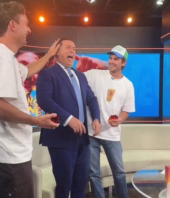 شاهد .. بالصور- مقدم برامج عالمي كاد أن يفقد بصره خلال البث المباشر.. هذا ما حصل معه