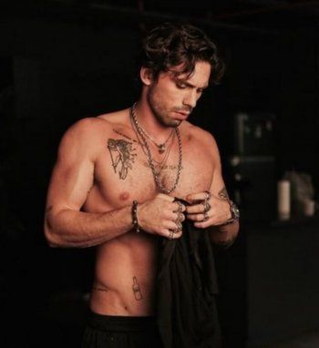 شاهد .. بطل "الطائر الرفراف" يستعرض جسده من دون ملابس-بالصور