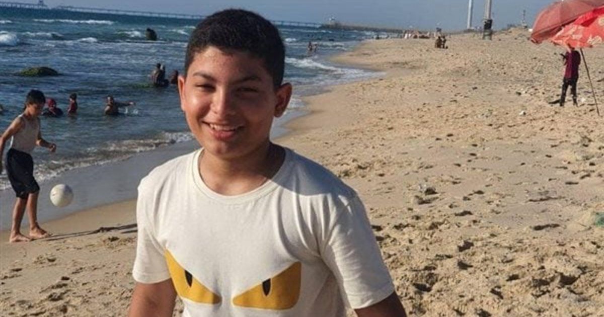 شاهد .. بعد ساعات قليلة من وفاة فنانة فلسطينية وابنتيها بالقصف الإسرائيلي .. رحيل إبنها أيضاً