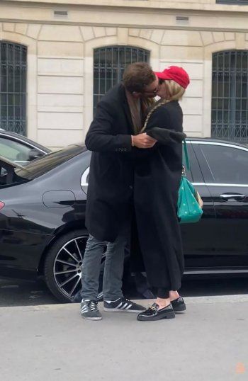 شاهد .. بالصورة- قبلة حميمة تجمع صوفي تيرنر وحبيبها في الشارع تستفز المارة