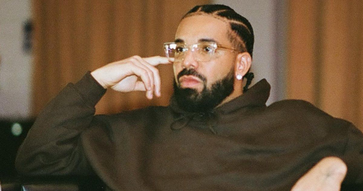 شاهد .. بالصورة- درايك بشكل غريب وشعر ملون وحلق في شفته.. فما القصة!