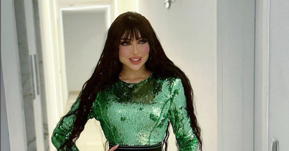 شاهد .. بالصور- من داخل سيارتها..دنيا بطمة تتألق بلوك رائع