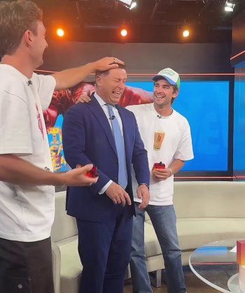 شاهد .. بالصور- مقدم برامج عالمي كاد أن يفقد بصره خلال البث المباشر.. هذا ما حصل معه