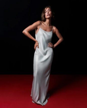 شاهد .. هايلي بيبر تطل في جلسة تصوير جديدة .. وشبه كبير بينها وبين جينيفر عازار