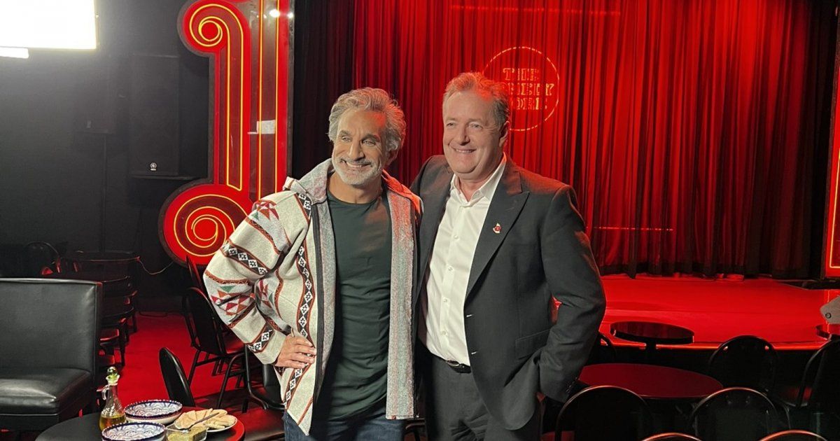 شاهد .. بالصورة- هدية غير متوقعة من باسم يوسف لـ بيرس مورغان عمرها أكثر من 600 عام