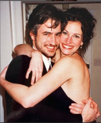 شاهد .. جوليا روبرتس تحتفل بـ ديرموت مولروني كل الأيام