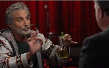 شاهد .. بالصورة- هدية غير متوقعة من باسم يوسف لـ بيرس مورغان عمرها أكثر من 600 عام