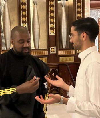 شاهد .. كانيي ويست يتلقى هدية ثمينة من معجب في الرياض-بالصورة