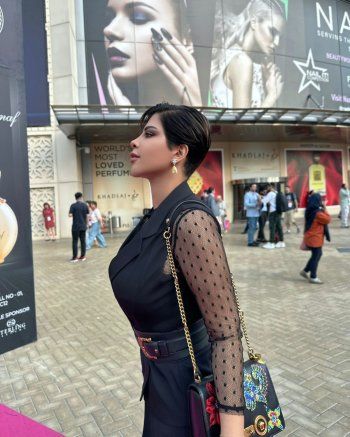 شاهد .. شمس الكويتية بمفاجأة للجمهور.."باي شمس" أوّل عطر فريد من نوعه في التاريخ-بالصور