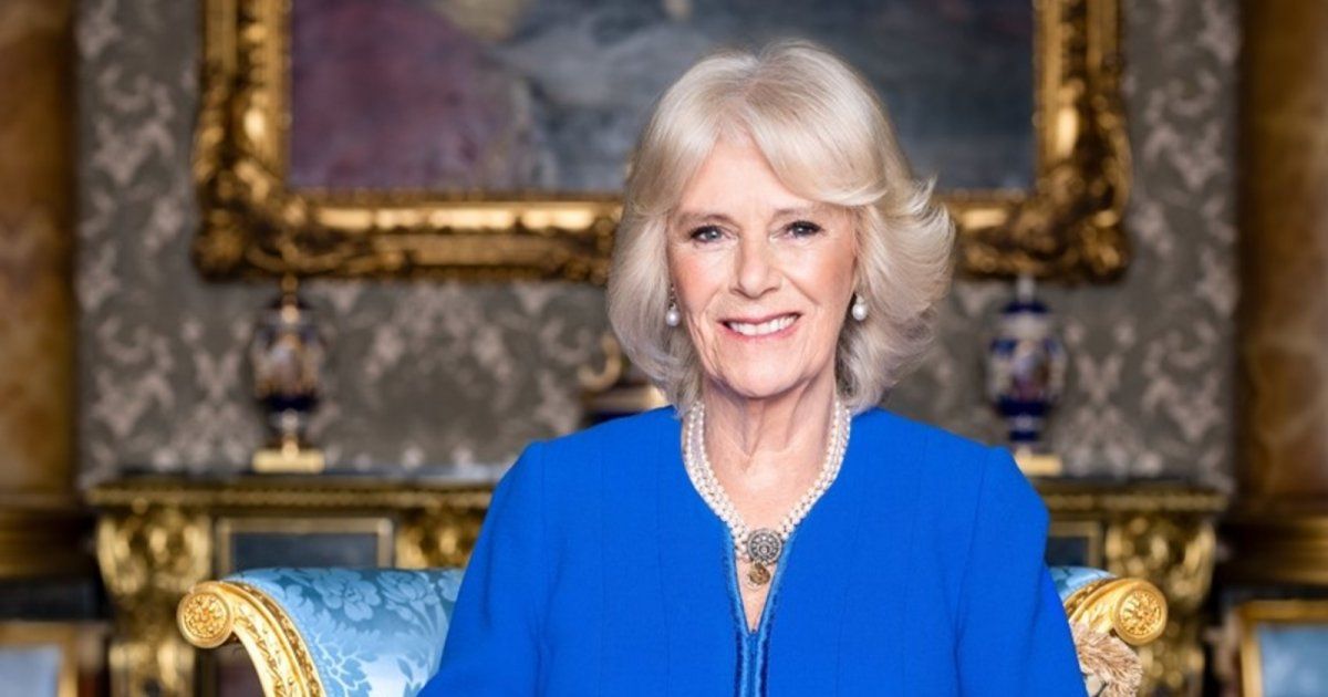 شاهد .. الملكة كاميلا تهتم بفيل صغير وحمار في كينيا