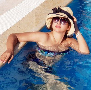 شاهد .. جولة في منزل باسكال مشعلاني وملحم أبو شديد.. حديقة جميلة وحوض للسباحة كبير - فيديو وصور