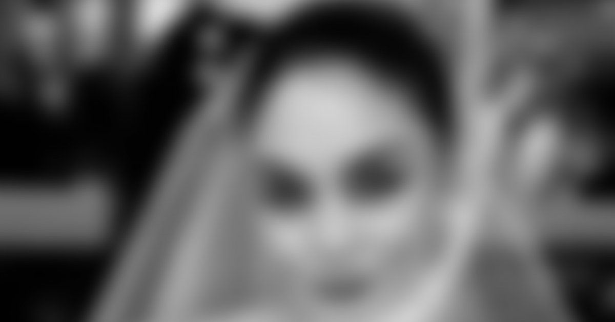 شاهد .. ممثلة شهيرة تثير الجدل بحفل توديع العزوبية.. عنوانها "الجنازة"!!