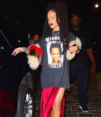 شاهد .. نجمات إرتدين تيشيرتات عليهن صورتهن آخرهن نانسي عجرم - بالصور