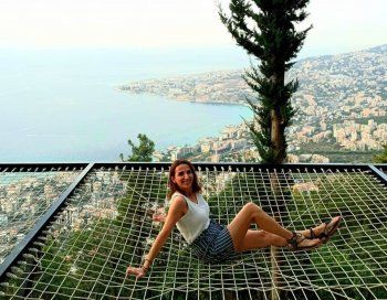 شاهد .. بالصورة- ملكة جمال لبنان 1984 عالقة بين السماء والأرض وتعبر عن خوفها الكبير