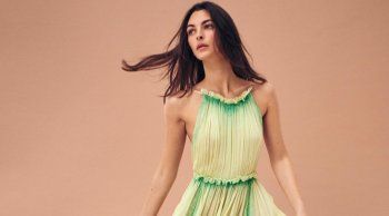 شاهد .. عارضة جديدة تنضم لقافلة حبيبات ليوناردو دي كابريو العارضات .. وجمالها حديث المتابعين