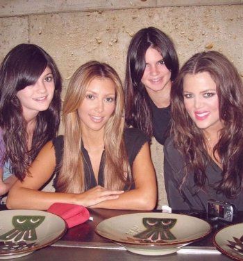 شاهد .. بلحظات جميلة جمعتهما من الطفولة..كلوي كارداشيان توجه هذه الرسالة لـ كيندال جينر في عيد ميلادها