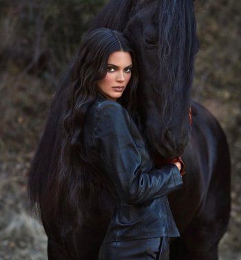 شاهد .. بلحظات جميلة جمعتهما من الطفولة..كلوي كارداشيان توجه هذه الرسالة لـ كيندال جينر في عيد ميلادها