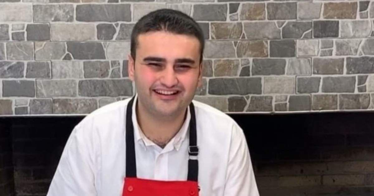 شاهد .. بعد خضوعه لعملية جراحية خطرة.. الشيف بوراك بأول ظهور بهذا البلد