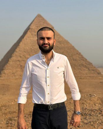 شاهد .. بعد خضوعه لعملية جراحية خطرة.. الشيف بوراك بأول ظهور بهذا البلد