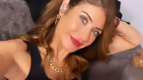 هيدي كرم بإطلالة جريئة : مش مكسوفة