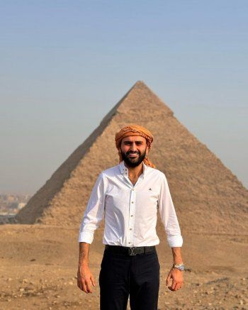 شاهد .. بعد خضوعه لعملية جراحية خطرة.. الشيف بوراك بأول ظهور بهذا البلد