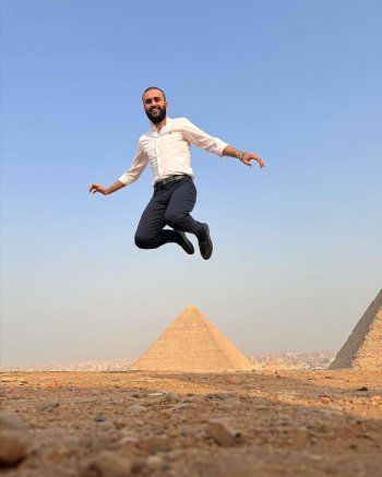 شاهد .. بعد خضوعه لعملية جراحية خطرة.. الشيف بوراك بأول ظهور بهذا البلد