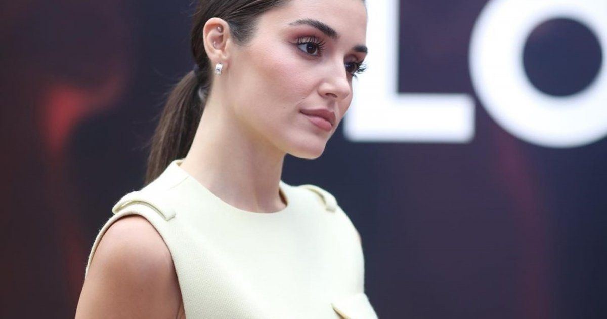 شاهد .. هاندا أرتشيل تتألق باللون الأحمر.. وفستان أبرز رشاقتها