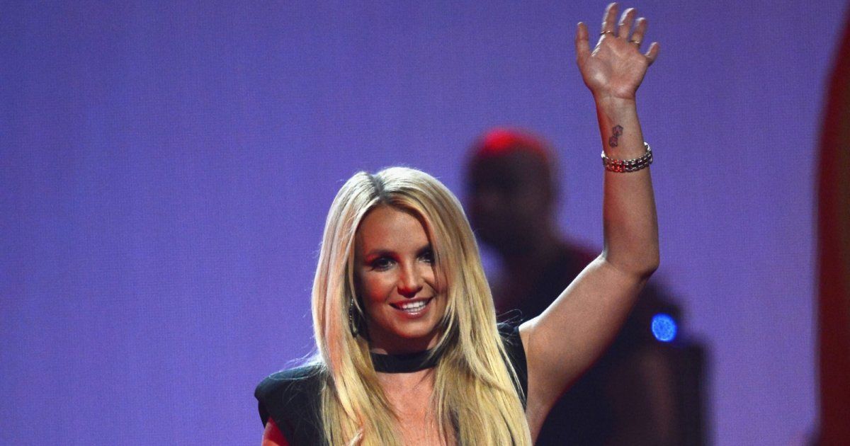 شاهد .. مجنون "بريتني سبيرز" يدفع مبلغ هائل ليصبح شبيهها.. وهذا السبب