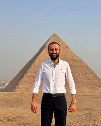 شاهد .. بعد خضوعه لعملية جراحية خطرة.. الشيف بوراك بأول ظهور بهذا البلد