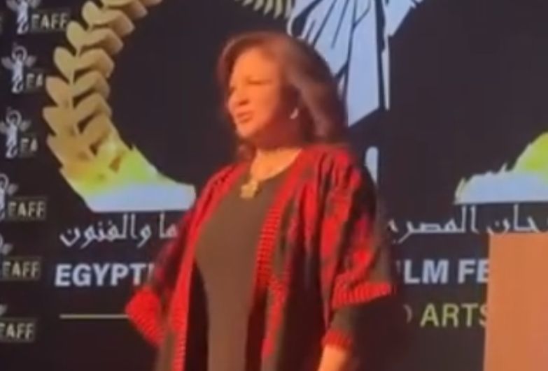 تكريم الهام شاهين بالعلم الفلسطيني في أمريكا- فيديو وصور