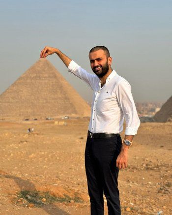 شاهد .. بعد خضوعه لعملية جراحية خطرة.. الشيف بوراك بأول ظهور بهذا البلد