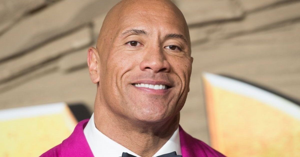 شاهد .. بالفيديو- دوين جونسون يرمي رزم من المال على أمه في عيد ميلادها وهذا ماقاله لها